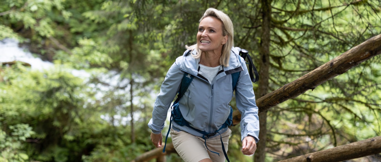 VitaePro_Alexandra_walking-in-the-woods_1322x562.jpg