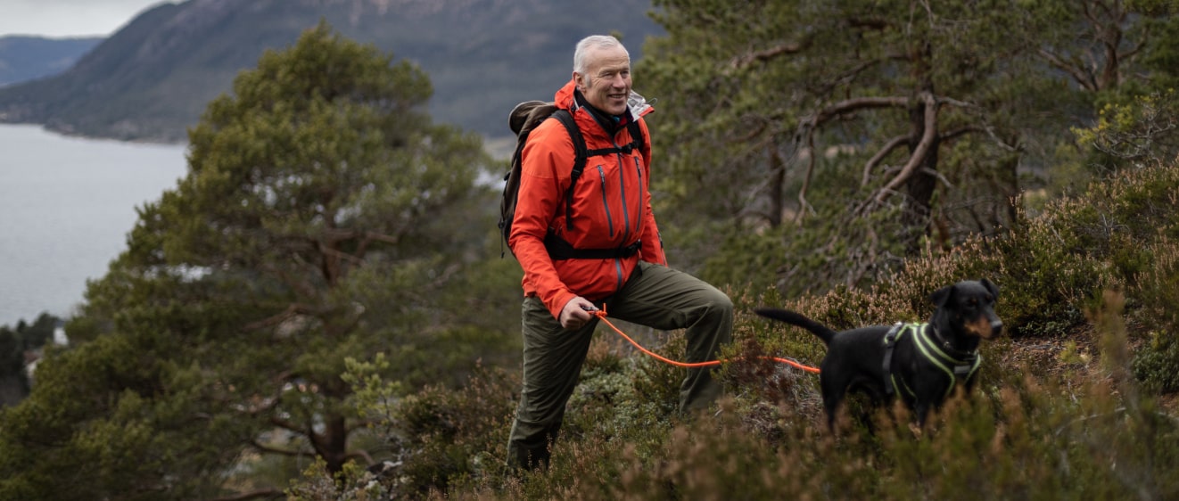 VitaePro_oystein_walking-in-the-woods_1322x562.jpg